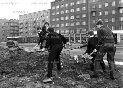 Młodzież szkolna przy pracach porządkowych w ramach...