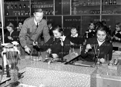 Lekcja chemii w liceum w III LO w Gdańsku. 
11.1970
0002897z_listopad1970
Fot....