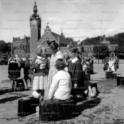 Dzieci czekają na wyjazd na wakacje na placu Gorkiego...