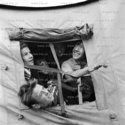 Wakacyjny wypoczynek pod namiotem. (lata60). 1965 0008013z...