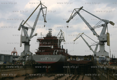 Gdynia. Wodowanie m/s Ariana w suchym doku Stoczni...