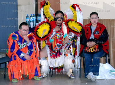 Osiemnastoosobowa grupe indian ze Stanow Zjednoczonych...