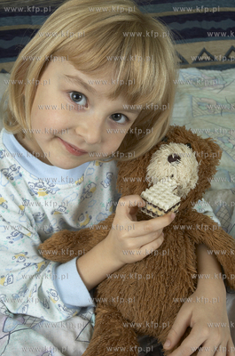 Dziecko z misiem  13.06.2006 ZDJECIE DO WYKORZYSTANIA...