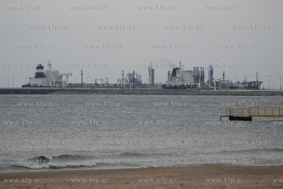 Port Polnocny, Gdansk. Zbiornikowiec Navigator przyplynal...