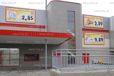 Bilboardy reklamujace promocje w markecie Kaufland...
