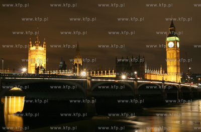 Londyn  noca. Nz.Palac Westminsterski

10.11.2007



fot....