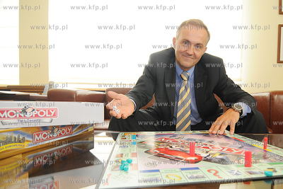 Gdynia znalazla sie na planszy gry MONOPOLY. Nz. Wojciech...