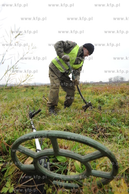 Saperzy z firmy EXPLOSIVE przeczesuja tereny pod budowe...