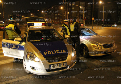 Warszawa. Pieszy po wtargnieciu na jednie zostal potracony...