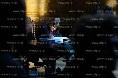 Gdansk. Dwor Artusa. Mieszkancy Gdanska wpisuja sie...