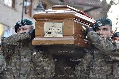 Cialo tragicznie zmarlego, w katastrofie lotniczej...