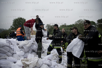 Krakow, Salwator. Umacnianie przeciekajacych walow...