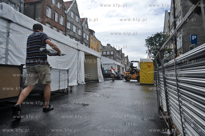 Montarz namiotow na ulicy Szerokiej dla rzemieslnikow...