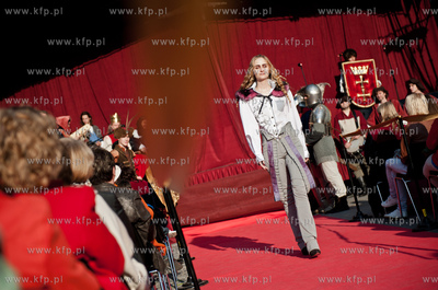 Gdansk. Swieto Miasta. Pokaz mody na Dlugim Targu,...