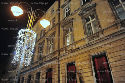 Katowice. Iluminowane centrum miasta wieczorem w pierwszy...