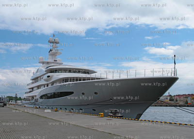 W gdanskim porcie, przy nabrzezu Obroncow Westerplatte,...