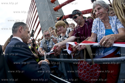 Otwarcie mostu w Kwidzynie. Nz. wstege przecinaja Minister...