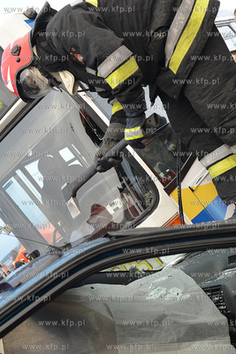 Gdynia. Molo Poludniowe. Pokaz ratownictwa medycznego...