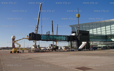 Instalacja rekawow przy terminalu pasazerskim T2 na...