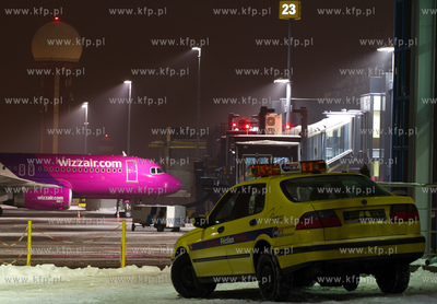 Zima na gdanskim lotnisku. Nz. Samochod pomiarowy hamowania...