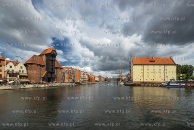 Gdansk. Dlugie Pobrzeze z Zurawiem, po prawej Olowianka...