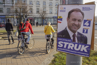 Reklamy wyborcze w Gdańsku. Plakaty Mieczysława Struka...