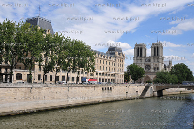 Paryż Wyspa Cite z Placem Św Jana Pawla II.  Katedra...