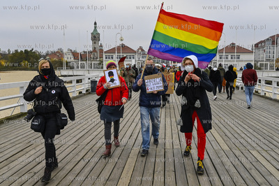 Sopot. Molo. Protest Kobiet po wydanym orzeczeniu Trybunalu...
