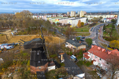 Zabytkowy, XIX-wieczny wiatrak typu Holeder połozony...