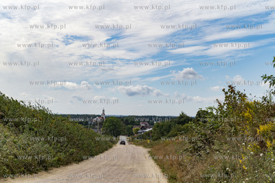 Chwaszczyno, ul Polna widok na Kościół. 23.08.2020...