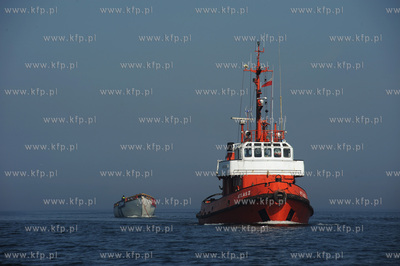 Zniszczony kadłub zaglowca Gen. Zaruski został odholowany...