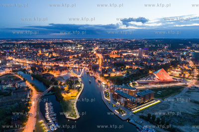 Wieczorny Gdańsk, po prawej Muzeum II WŚ, po lewej...