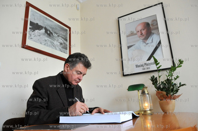 Gdansk. W biurze poselskim Macieja Plazynskiego zostala...