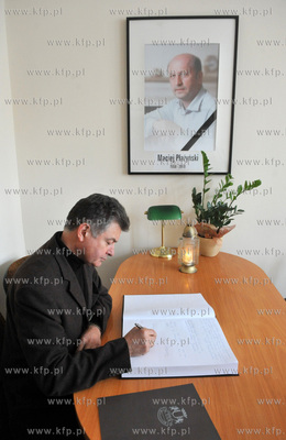 Gdansk. W biurze poselskim Macieja Plazynskiego zostala...