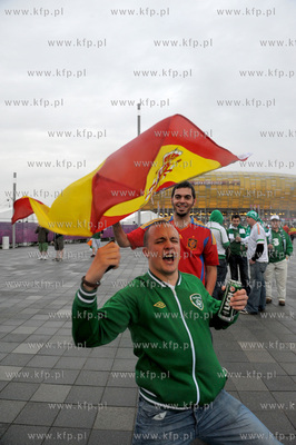 Gdansk. Hiszpanscy i irlandzcy kibice w drodze na PGE...