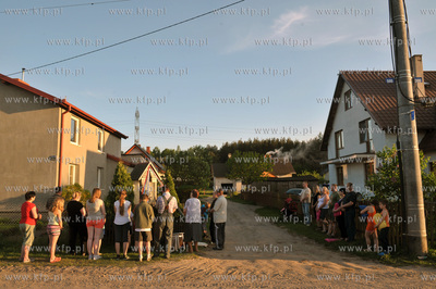 Nabozenstwo majowe przy kapliczce w Sulminie w gmienie...