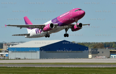 Port Lotniczy Gdansk. Airbus A320-232 linii Wizzair...