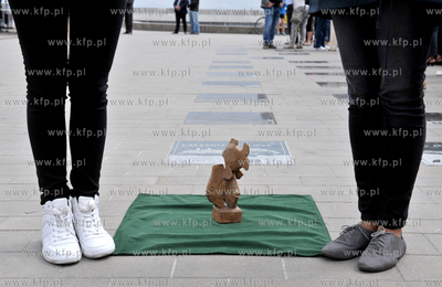 Uroczystosc wmurowania tablicy z wycieczkowcem Mein...