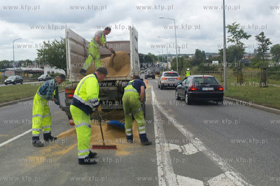 Rozsypane zboze z ciezarowki na ul. Elblaskiej. 02.09.2015
fot....