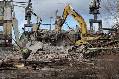 Tereny bylej Stoczni Gdanskiej. Wyburzanie budynku...