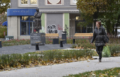 Gdańsk Wrzeszcz.  Pomnik Anny Walentynowicz na skwerze...
