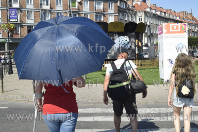 Chwila ochłody pod parasolem na skrzyzowaniu ulic...