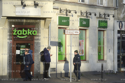 Sklep sieci Żabka na rogu ulic Podwale Staromiejskie...
