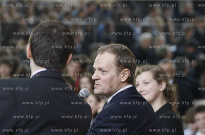 Gdynia. Gimnazjum nr 24 . Premier RP Donald Tusk wzial...