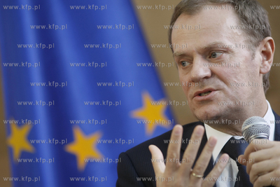 Gdynia. Gimnazjum nr 24 . Premier RP Donald Tusk wzial...