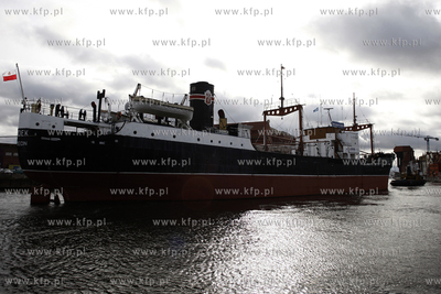 Gdansk. Statek muzeum Soldek, zostal odholowany do...