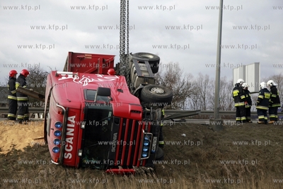 Przejazdowo. Zderzenie ciężarówek z czterema samochodami...