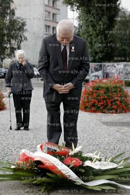 Gdansk. Pomnik Poleglych Stoczniowcow. Lech Walesa...