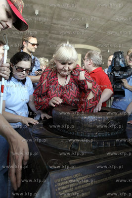 Przed stadionem pilkarskim PGE Arena odslonieto jej...