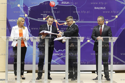 Gdansk. Amber Expo. PERN Przyjazn podpisal umowę z...